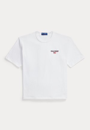 Biele tričko s krátkym rukávom a okrúhlym výstrihom s malým logom "Polo Sport Ralph Lauren" a americkou vlajkou na hornej ľavej strane hrudníka.