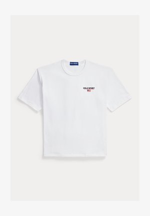 Biele tričko s krátkym rukávom a okrúhlym výstrihom s malým logom "Polo Sport Ralph Lauren" a americkou vlajkou na hornej ľavej strane hrudníka.