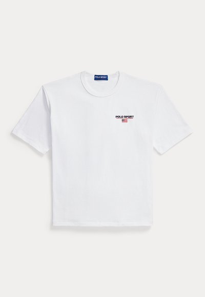 Fehér rövid ujjú, kerek nyakú póló kis "Polo Sport Ralph Lauren" logóval és amerikai zászlóval a mellkas bal felső részén.