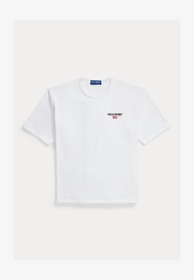 Fehér rövid ujjú, kerek nyakú póló kis "Polo Sport Ralph Lauren" logóval és amerikai zászlóval a mellkas bal felső részén.