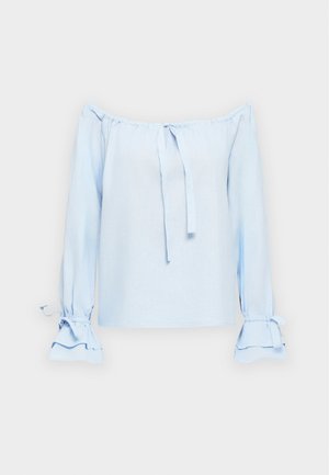 Top azzurro chiaro, senza spalle, realizzato in un tessuto morbido. Presenta dei lacci alla scollatura e maniche a campana con dettagli arricciati sui polsini.