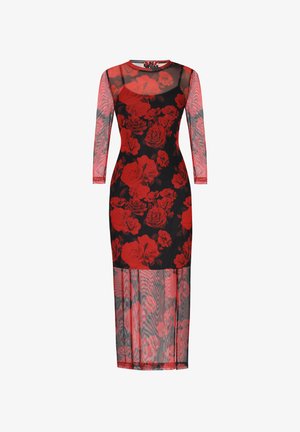 Juoda suknelė su raudonu gėlių raštu, permatomomis ilgomis rankovėmis, apvaliu iškirpimu ir permatoma apatine dalimi, kuri tęsiasi iki vidurio blauzdos.