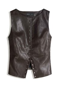 Sme�đa ekološka kožna majica bez rukava s okruglim izrezom i prednjim dugmadi s metalnim kopčama, naglašavajući elegantan, prilagođen kroj.