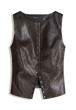 Brun faux læder ærmeløs top med rund halsudskæring og knaplukning foran med metaltrykknapper, der fremhæver en slank, tætsiddende silhuet.