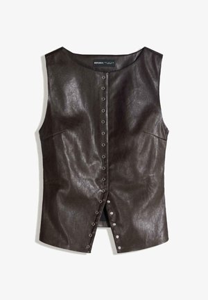Braun faux Leder ärmelloses Oberteil mit Rundhalsausschnitt und einer Knopfleiste mit Metall-Druckknöpfen, die eine schlanke, taillierte Silhouette betont.