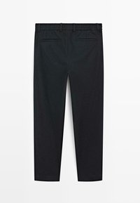 Pantalons noirs en tissu lisse, avec une coupe décontractée, une taille élastique et deux poches arrière sans matériel visible.