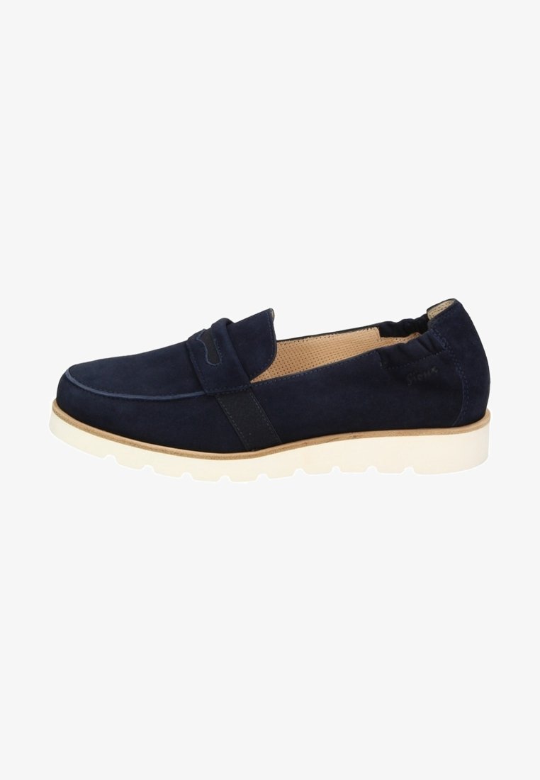 Mocassin en daim bleu marine avec une semelle blanche, un détail élastique au dos et une doublure intérieure beige perforée.