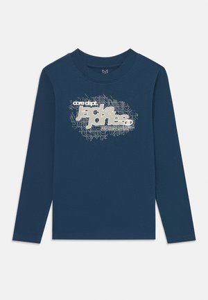 Navy pitkähiha T-paita pehmeästä puuvillasta, jossa on keskellä valkoinen graafinen kuvio abstrakteilla kuvioilla ja "Jack & Jones" -teksti.