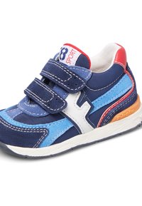 Dunkelblaue Sportschuhe mit Klettverschlüssen, ausgestattet mit hellblauen Akzenten, weißem Logo, roter Ferse und strukturiertem Gummisohle.