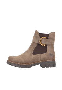 Bottines en daim marron avec panneaux latéraux élastiques, boucle ronde décorative avec des pierres orange et semelle en caoutchouc texturé.