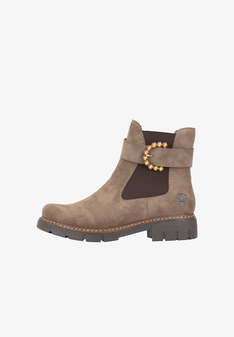 Botín de ante marrón hasta el tobillo con paneles laterales elásticos, hebilla redonda decorativa con piedras naranjas y suela de goma texturizada.