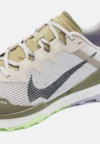 Nike Performance REACT WILDHORSE 8 - Scarpe da trail running - light iron ore/anthracite/lilac bloom/med olive/vapor green