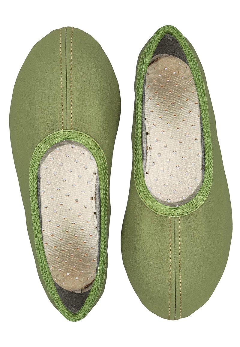 Grüne Leder-Slipper mit runder Spitze, ausgestattet mit einer strukturierten Oberfläche, elastischem Saum und perforiertem Innenfutter für Atmungsaktivität.