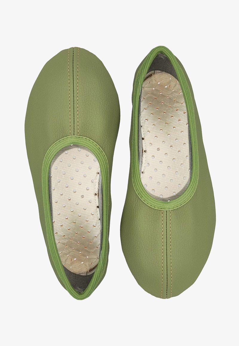 Grüne Leder-Slipper mit runder Spitze, ausgestattet mit einer strukturierten Oberfläche, elastischem Saum und perforiertem Innenfutter für Atmungsaktivität.