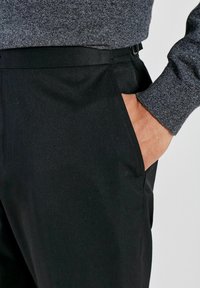 Next SMART SIDE ADJUSTER- SLIM FIT - Chino stiliaus kelnės - black