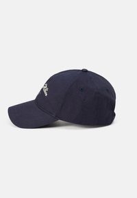 Gorra de béisbol azul marino confeccionada en algodón con logotipo bordado. Presenta un visor curvado, diseño de seis paneles y ojales de ventilación.