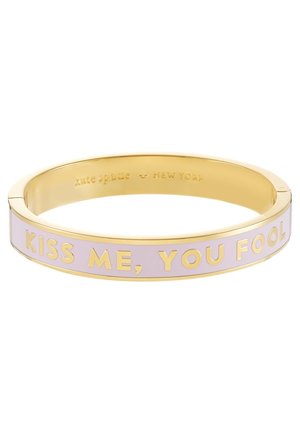 Gouden en roze bangle armband gegraveerd met de teksten "KISS ME, YOU FOOL" en "kate spade NEW YORK" aan de binnenkant.