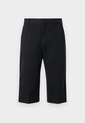 Črne kratke hlače do kolen, narejene iz bombaža, s ravnim sprednjim delom, passom za pas in brez vidnih žepov. Gladka tekstura in prilagojen kroj.