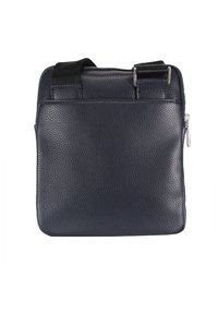 Borsa in pelle blu scuro con superficie texturizzata, dotata di chiusura a zip e tracolla regolabile. Forma quadrata compatta con design minimalista.