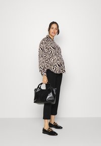 ONLY MATERNITY OLMVICTORIA LOOSE - Blusa com botões - trench coat