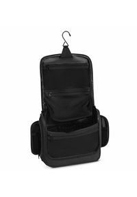 Bolsa de viaje negra con gancho, que cuenta con múltiples compartimentos con cremallera, bolsillos de malla y textura suave. Cremalleras y herrajes en tonos oscuros.