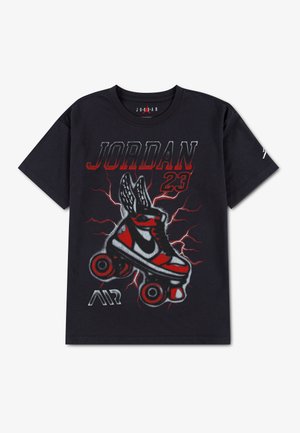 Sort t-shirt med rød og hvid grafik af vingeformet Jordan basketballsko på hjul, rød lyn, "JORDAN 23" og "AIR" tekst på fronten.