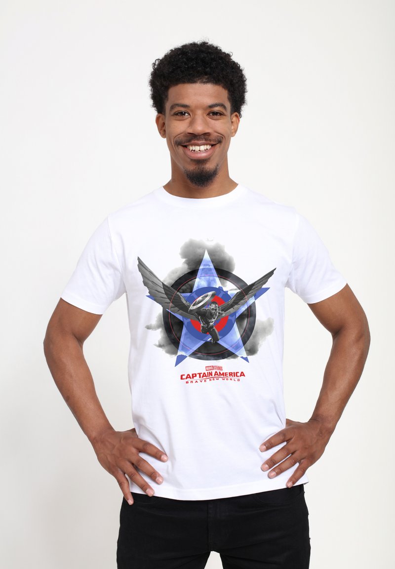 Camiseta blanca de algodón con un gráfico de un superhéroe alado, estrellas azules y rojas, un diseño circular y el texto "Capitán América".
