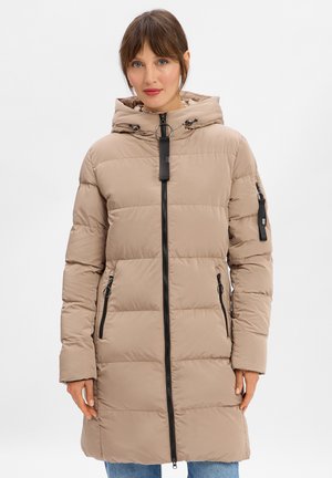 Beige gewatteerde jas met een capuchon, een rits aan de voorkant en twee ritszakken aan de zijkant. Voorzien van zwarte accenten en een gestructureerde afwerking.