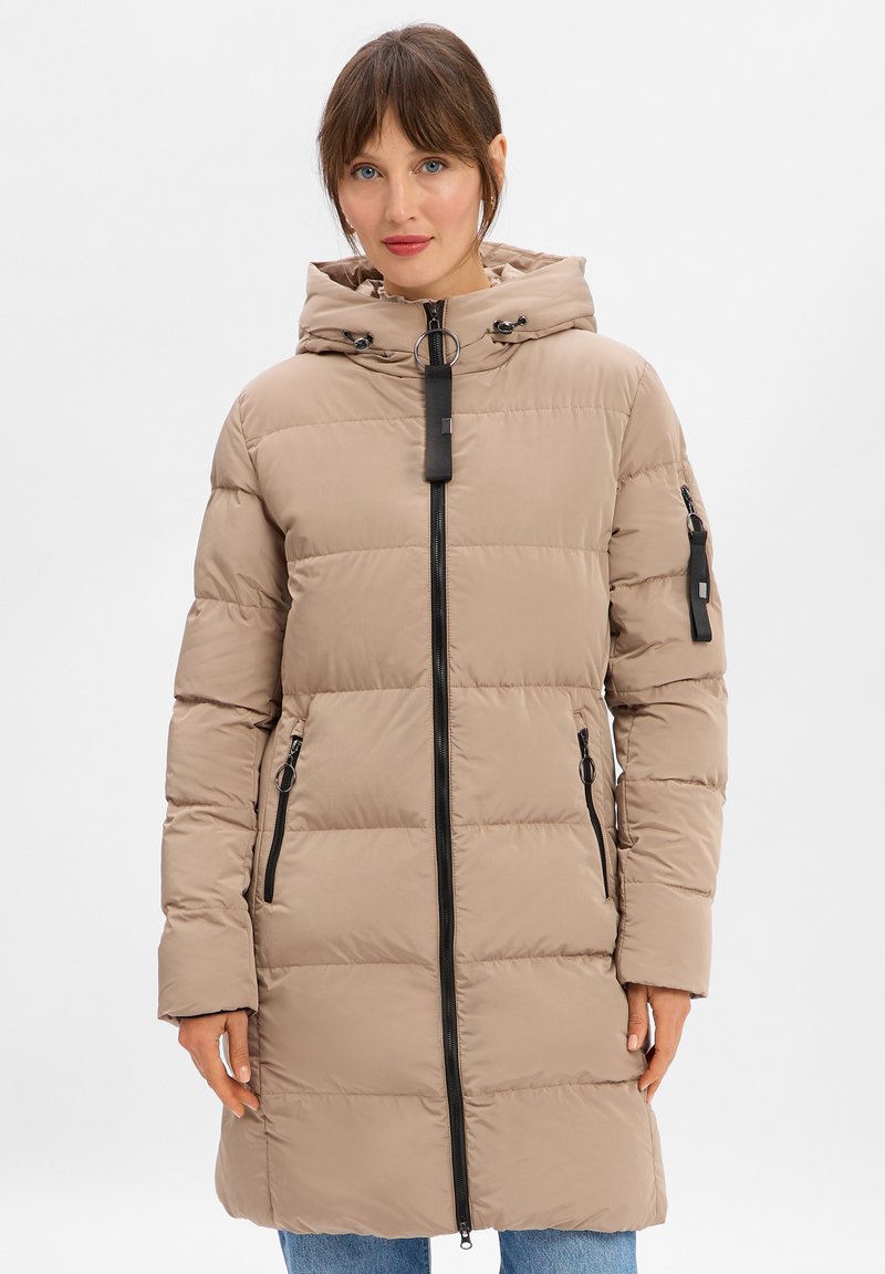 Beige gepolsterter Mantel mit Kapuze, einem frontseitigen Reißverschluss und zwei seitlichen Reißverschlusstaschen. Mit schwarzen Akzenten und einer strukturierten Oberfläche.