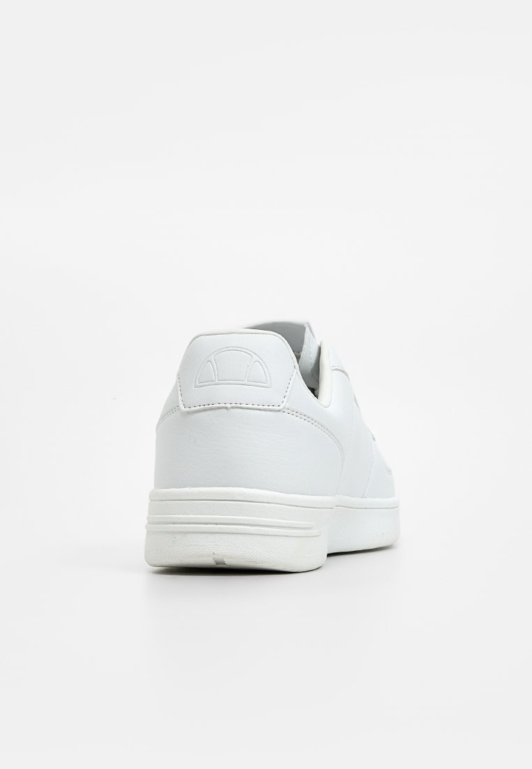 Zapatilla de cuero blanca con un acabado suave, tacón redondeado y un sutil detalle del logo en la parte posterior. Presenta una suela de perfil bajo.