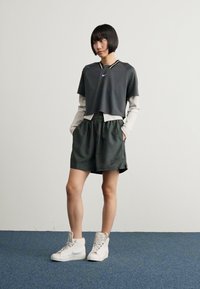 Nike Sportswear SHORT - Treniņtērpa apakšdaļas - anthracite