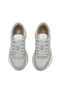 Sneaker grigie chiare realizzate in mesh e suede, con colletto imbottito, lacci piatti e suola in gomma bianca con dettagli di branding sottili.
