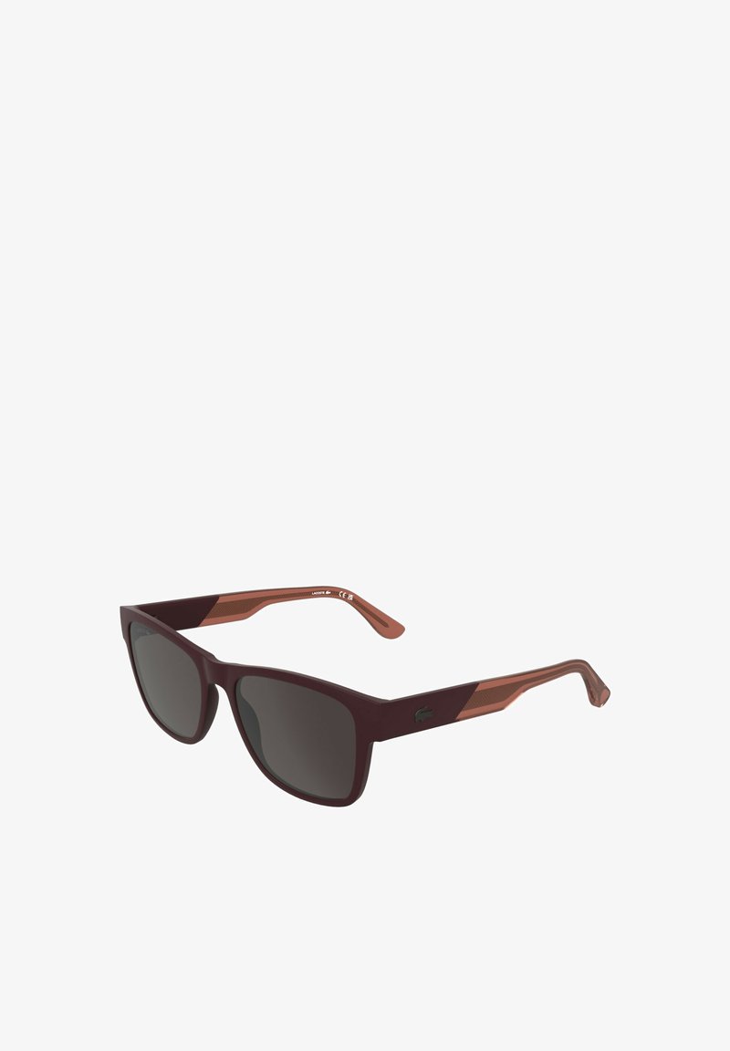 Lunettes de soleil à monture rectangulaire marron bordeaux et verres gris. Elles présentent un accent texturé orange sur les branches et un détail de logo sur le côté.
