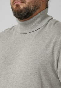 Szary sweter z golfem wykonany z miękkiej tkaniny, z prążkowanym kołnierzem i mankietami, gładką fakturą oraz dopasowanym krojem.