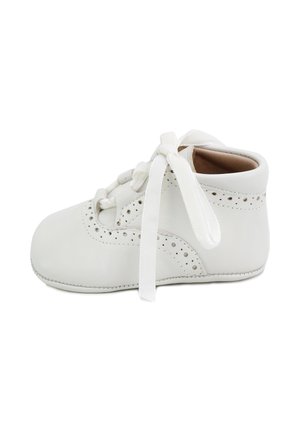 Zapato de bebé blanco con cierre de cordones, perforaciones decorativas, suela blanda y material de cuero suave.