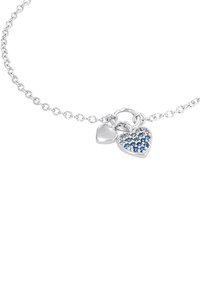Bracciale in argento con catena, caratterizzato da due charm a forma di cuore: uno liscio e uno decorato con pietre blu, che mette in risalto diverse trame e colori.