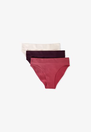 Tre paia di biancheria intima da donna: una crema, una viola scuro e una rosa scuro. Ognuna ha una texture liscia e un design classico a slip.