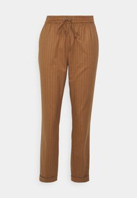 Calças castanhas às riscas feitas de um tecido suave, apresentando uma cintura elástica com cordão e um design de perna afunilada; com punhos nos tornozelos.