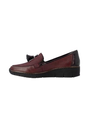 Bordeauxrode leren loafer met zwarte franjes, zwarte zool en een kleine hak, zijaanzicht op een witte achtergrond.