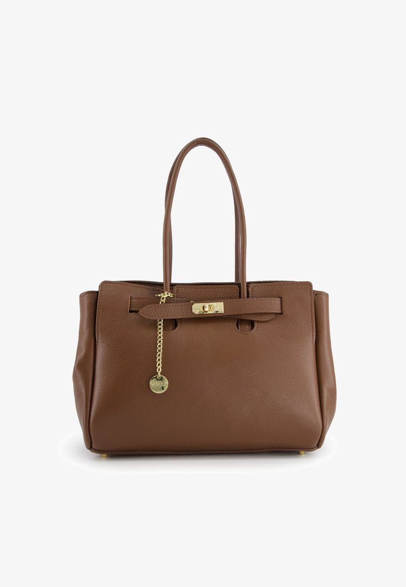 Braune Leder-Tote mit zwei Griffen, goldenen Beschlägen und einer dekorativen Kette. Texturierte Oberfläche und flacher Boden mit kleinen Metallfüßen.