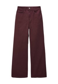 Jean large bordeaux en tissu mélangé coton. Doté d'un design classique à cinq poches, d'une fermeture à bouton et de détails de couture.