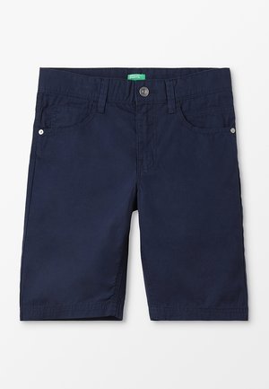 Marineblå knælange shorts med frontknap, bæltestropper og forlommer på ensartet hvid baggrund.