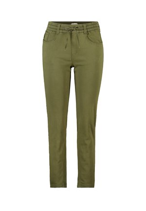Olijfgroene slim-fit broek met elastische tailleband, verstelbare trekkoord, voorzakken en riemlussen, weergegeven op een witte achtergrond.