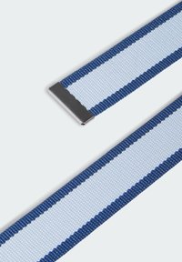 Tmavě modrý a světle modrý pruhovaný tkaný látkový pásek se stříbrnou kovovou přezkou, který se vyznačuje hladkou texturou a pevnou konstrukcí.