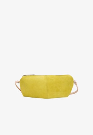 Gelbe Wildledertasche mit einem braunen Lederband, Reißverschluss und eingeprägtem Logo. Glatte Textur und rechteckige Form, entworfen für kleine Gegenstände.