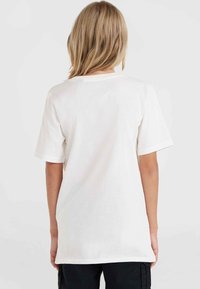 Camiseta de algodón blanca con cuello redondo y mangas cortas, que presenta una textura suave y un ajuste relajado, vista desde atrás.