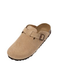 Zueco de ante beige con puntera redondeada, correa ajustable con hebilla y suela de goma texturizada. Forro interior suave visible.