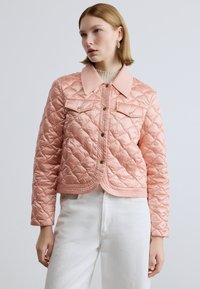 Ροζ καπιτονέ μπουφάν με γιακά, κουμπιά με πατητό κούμπωμα και δύο τσέπες στο στήθος· διαθέτει εφαρμοστή σχεδίαση και λείο, λαμπερό ύφασμα.