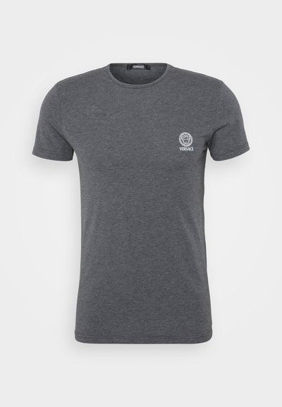 Graues T-Shirt mit kurzen Ärmeln aus Baumwolle, mit einem Rundhalsausschnitt und einem weißen, aufgestickten Versace-Logo auf der linken Brust.