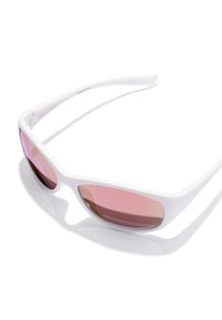 Occhiali da sole bianchi con un design elegante e curvo e lenti di un rosa chiaro. Presentano una superficie liscia opaca e aste sottili e flessibili.